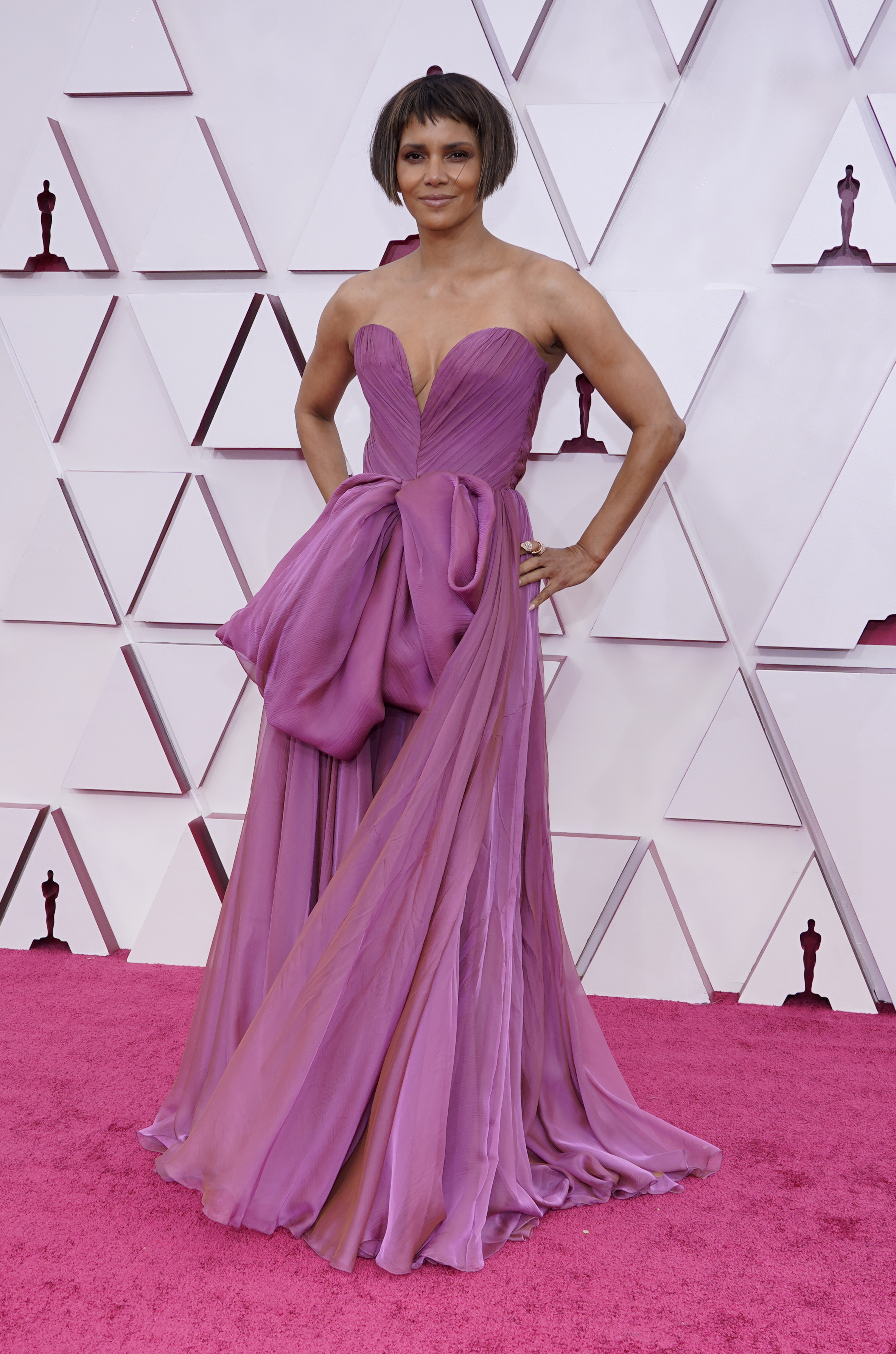 La actriz en Halle Berry impactó con su nuevo "look" al cortarse el cabello en en un "microbob" y pollina corta.