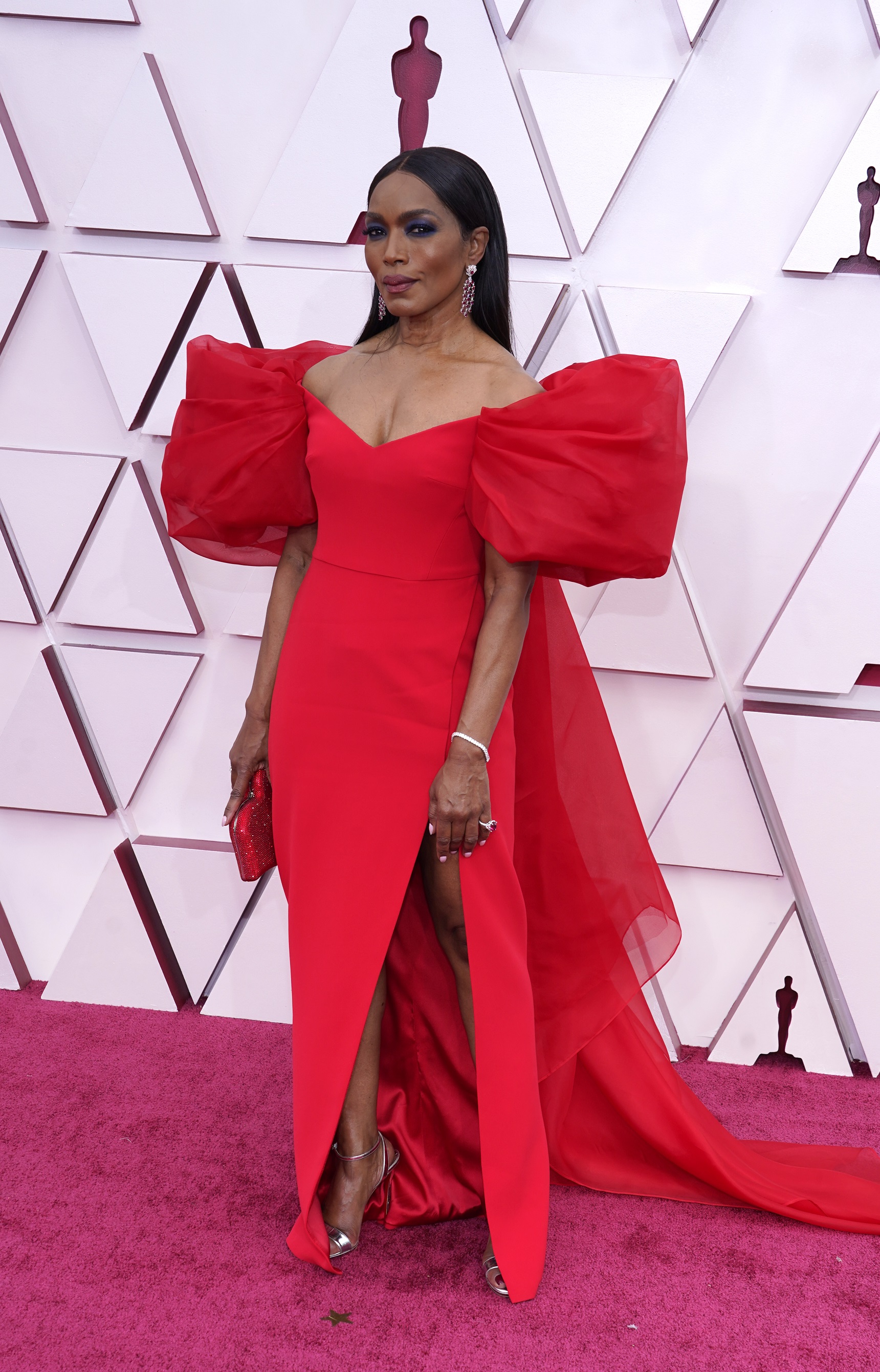 La actriz Angela Basset en Alberta Ferretti. (AP)