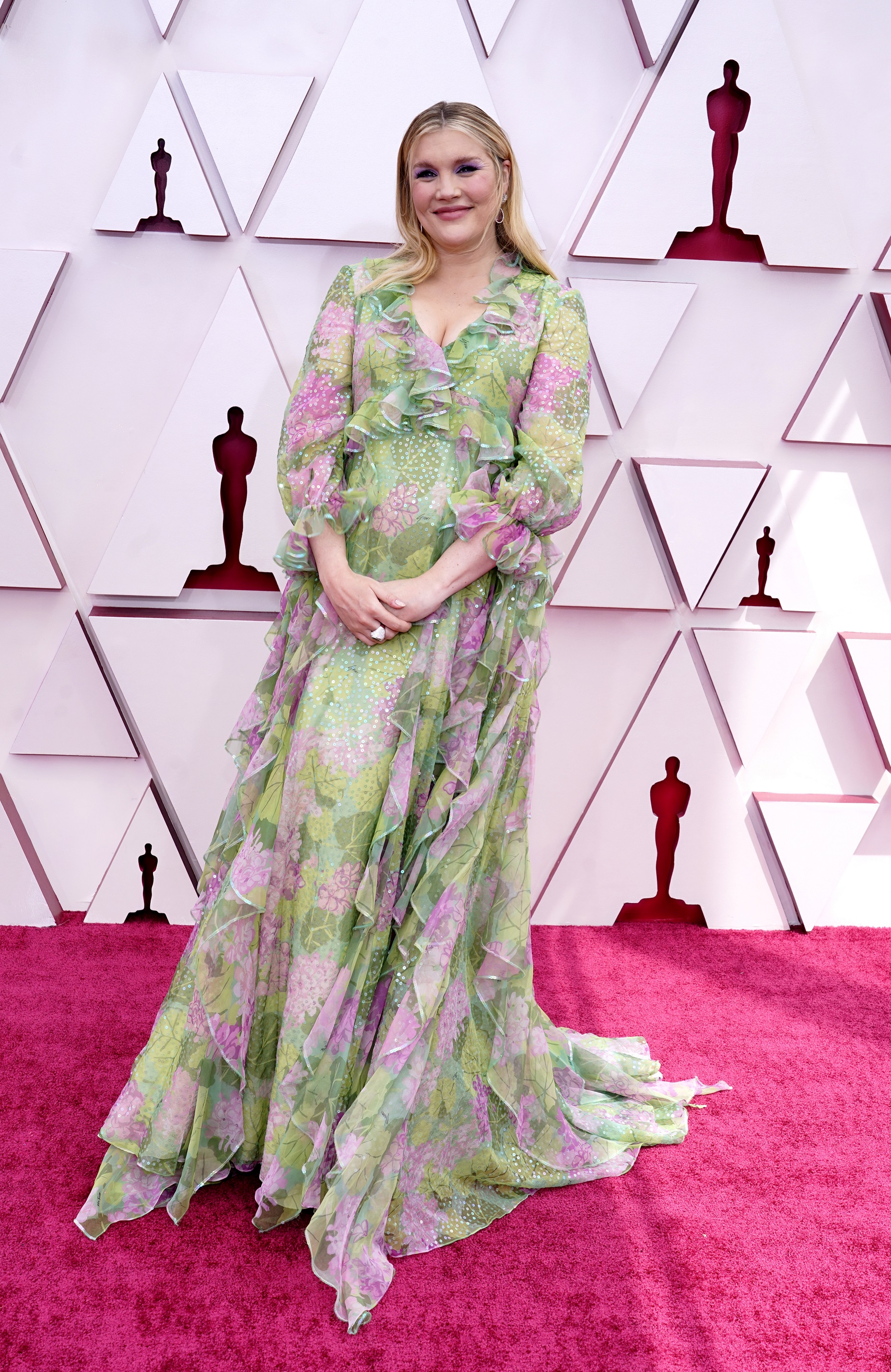 La directora Emerald Fennel de la película “Promising Young Woman” en Gucci. (AP)