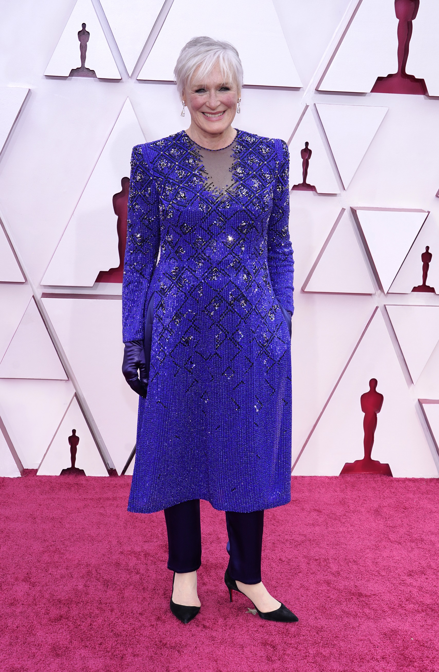La actriz Glenn Close de la película “Hillbilly Elegy,” lució un atuendo de Armani Prive. (AP)