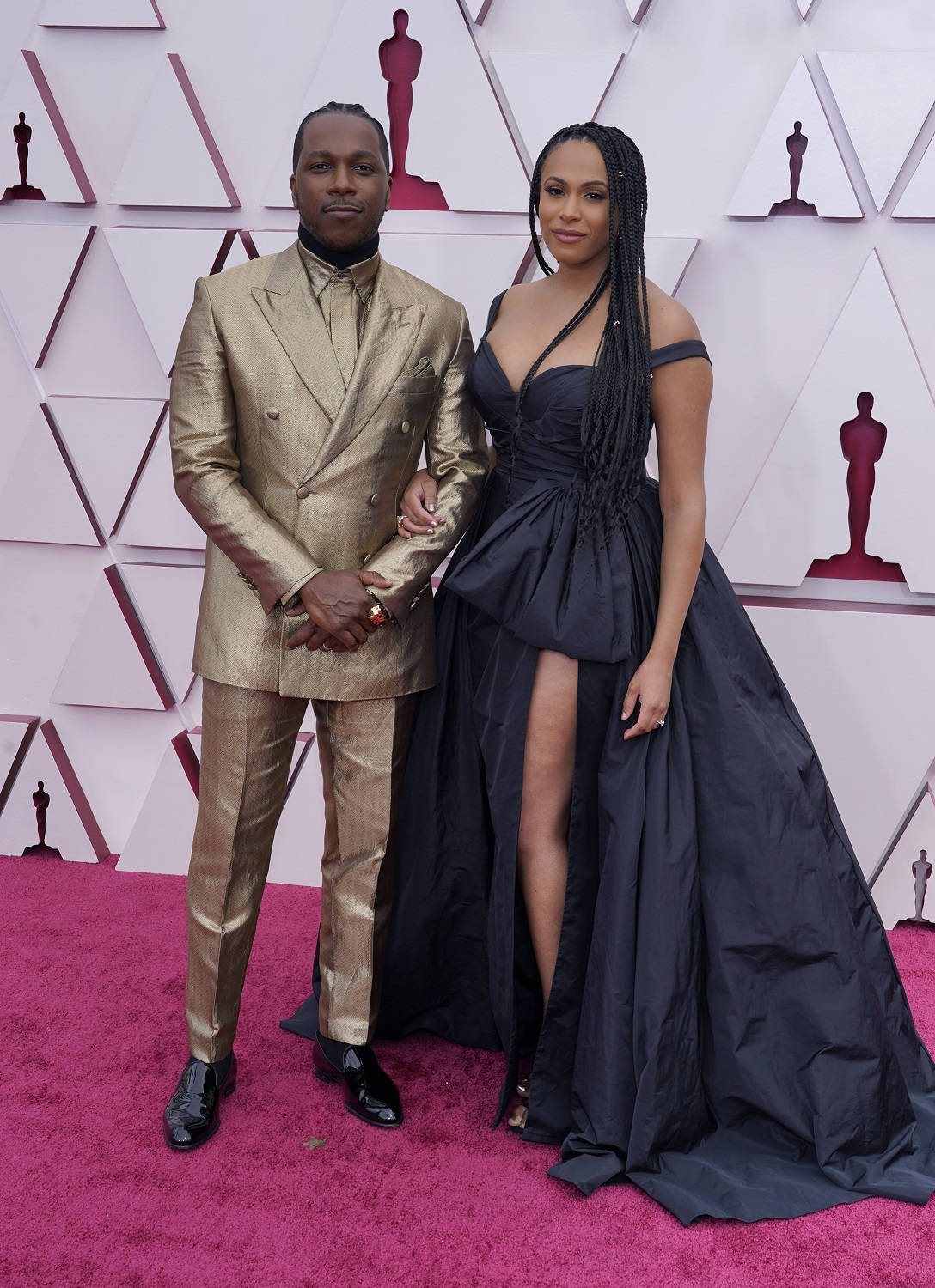 El actor Leslie Odom y Nicolette Robinson. (AP)