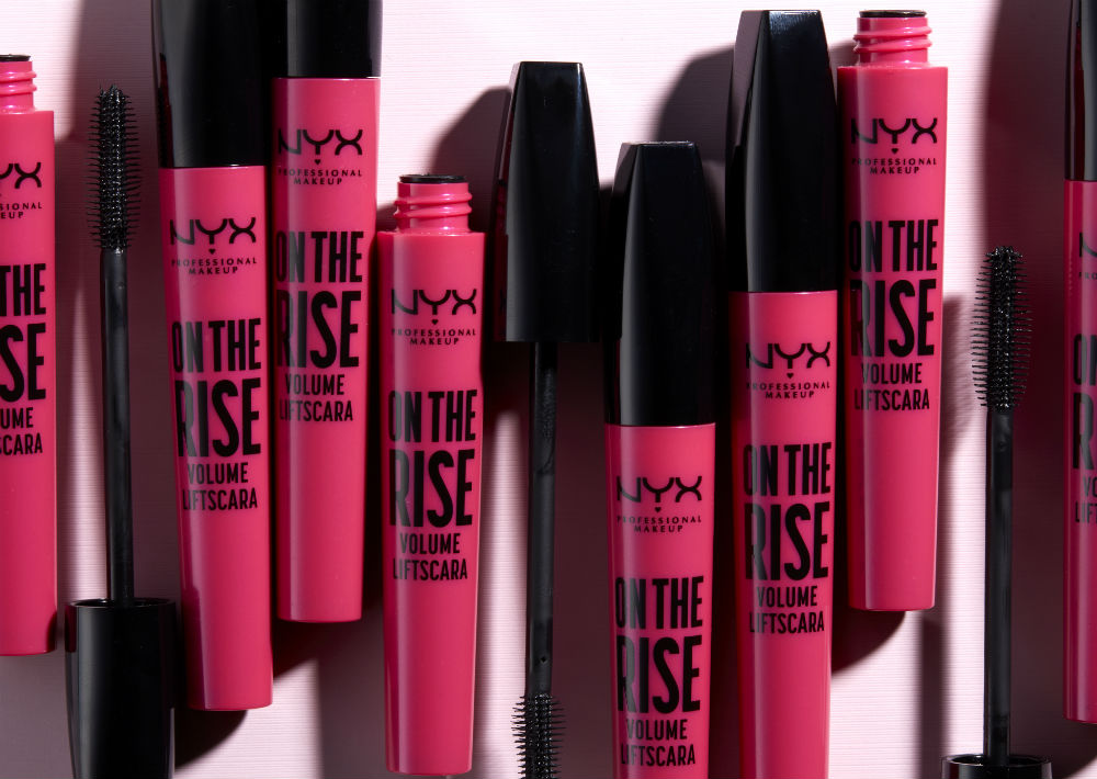NYX Professional Makeup lanza la On the Rise Volume Liftscara, una mascara con una ultrapigmentada fórmula vegana en negro matte se adhiere fácilmente a las pestañas para un rápido levantamiento con volumen. Cuenta con un aplicador de punta en forma de reloj de arena y redondeada que alargada. Ya está disponible en la tienda NYX Professional Makeup de Plaza Las Américas. (Suministrada)