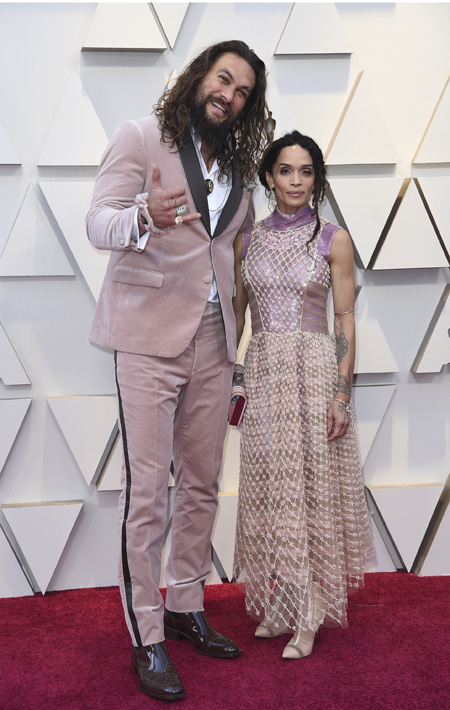 Jason Momoa y Lisa Bonet rindieron homenaje al fenecido diseñados Karl Lagerfeld. El intérprete de Aquaman lució un traje del diseñador. (AP)