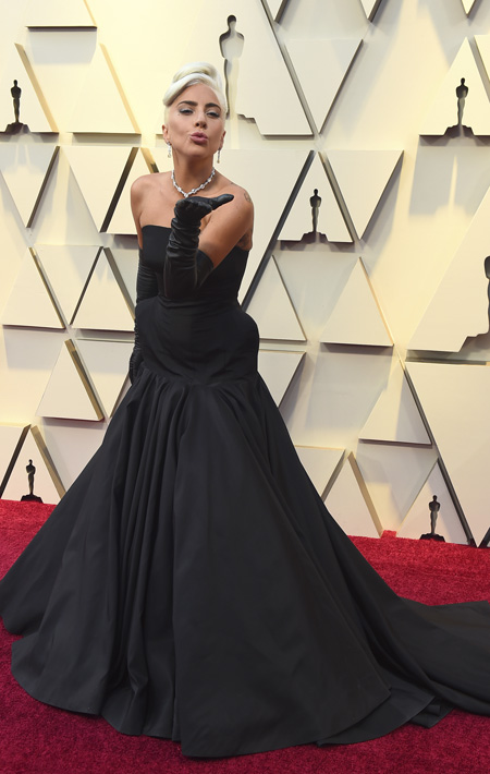 Lady Gaga en un vestido negro de Alexander McQueen. (Jordan Strauss/Invision/AP)