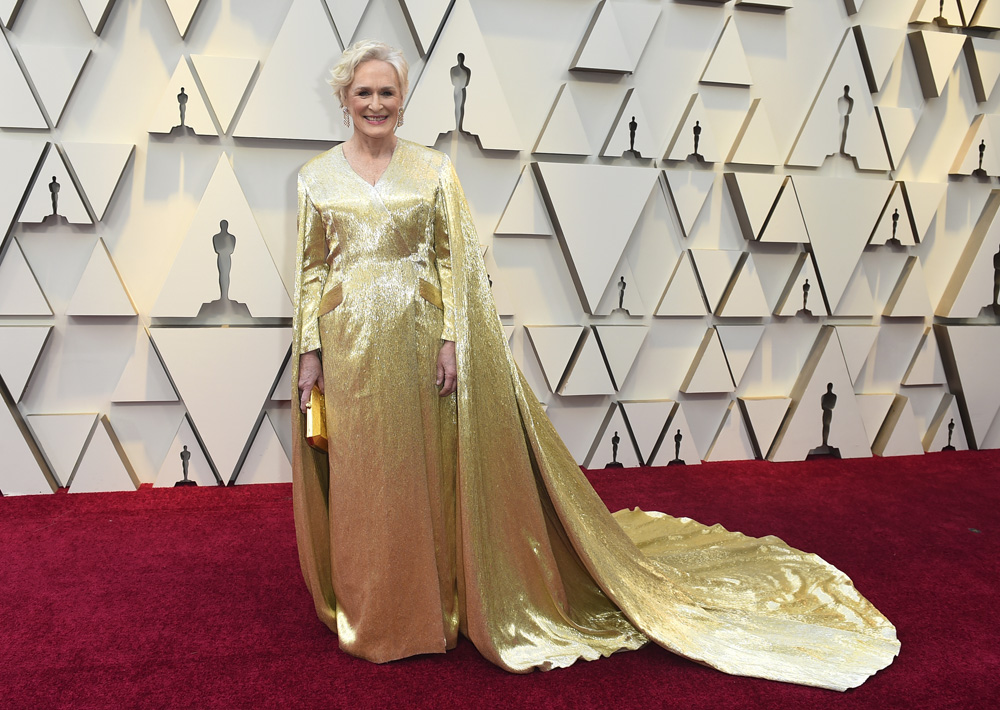 Glenn Close lució como una reina al desfilar en un vestido color oro Carolina Herrera en el que trabajaron cerca de 40 personas. El vestido pesa cerca de 32 libras y tiene más de 3,000 piedras "beads". (Jordan Strauss/Invision/AP)