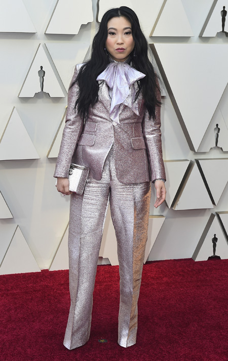 Otra que lució un tuxedo fue Awkwafina. (Jordan Strauss/Invision/AP)