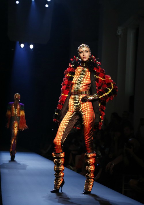 Las presentaciones que despertaron aplausos espontáneos fueron las inspiradas en el pelaje animal y las que explotaron toda la gama flúor, con brillantes rosas, amarillo o azul. (EFE)