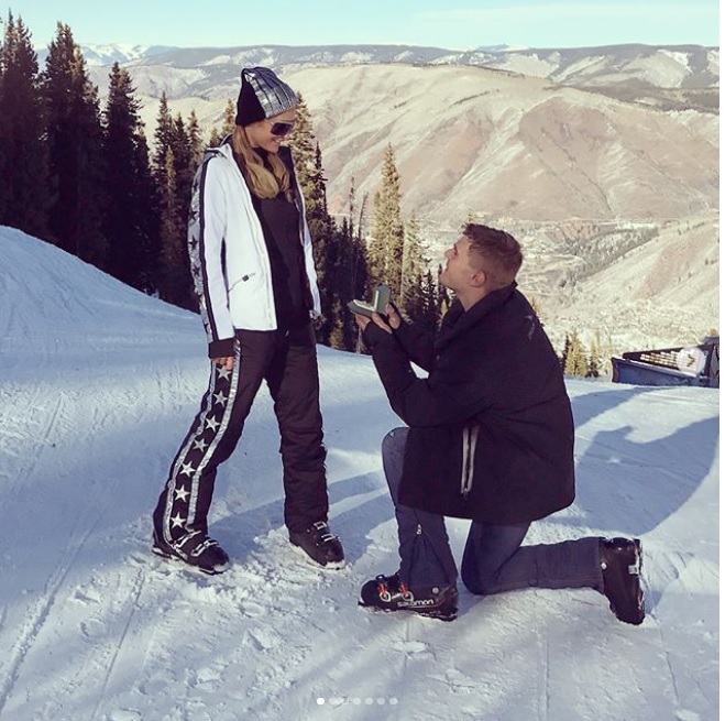 La socialité y estrella de “reality tv”, Paris Hilton se comprometió esta semana con un anillo de $2 millones que le entregó Chris Zylkas. (Tomada de Instagram)