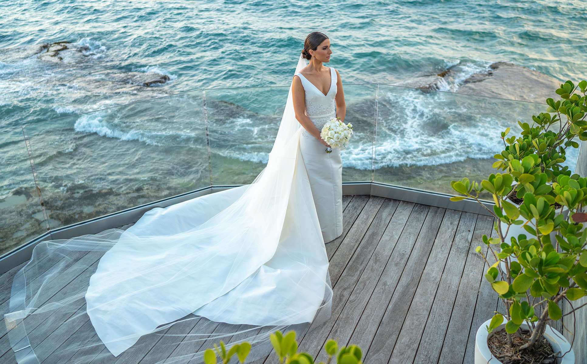 La novia, Patricia García, llevó un vestido en mikado de seda con escote V y aplicaciones florales en miniatura en el corpiño, del diseñador Harry Robles. Tocado de Merlili Bridal Salon y el arreglo personal, a cargo de Ingrid Rivera. Foto y video por Wilo Rosado.
