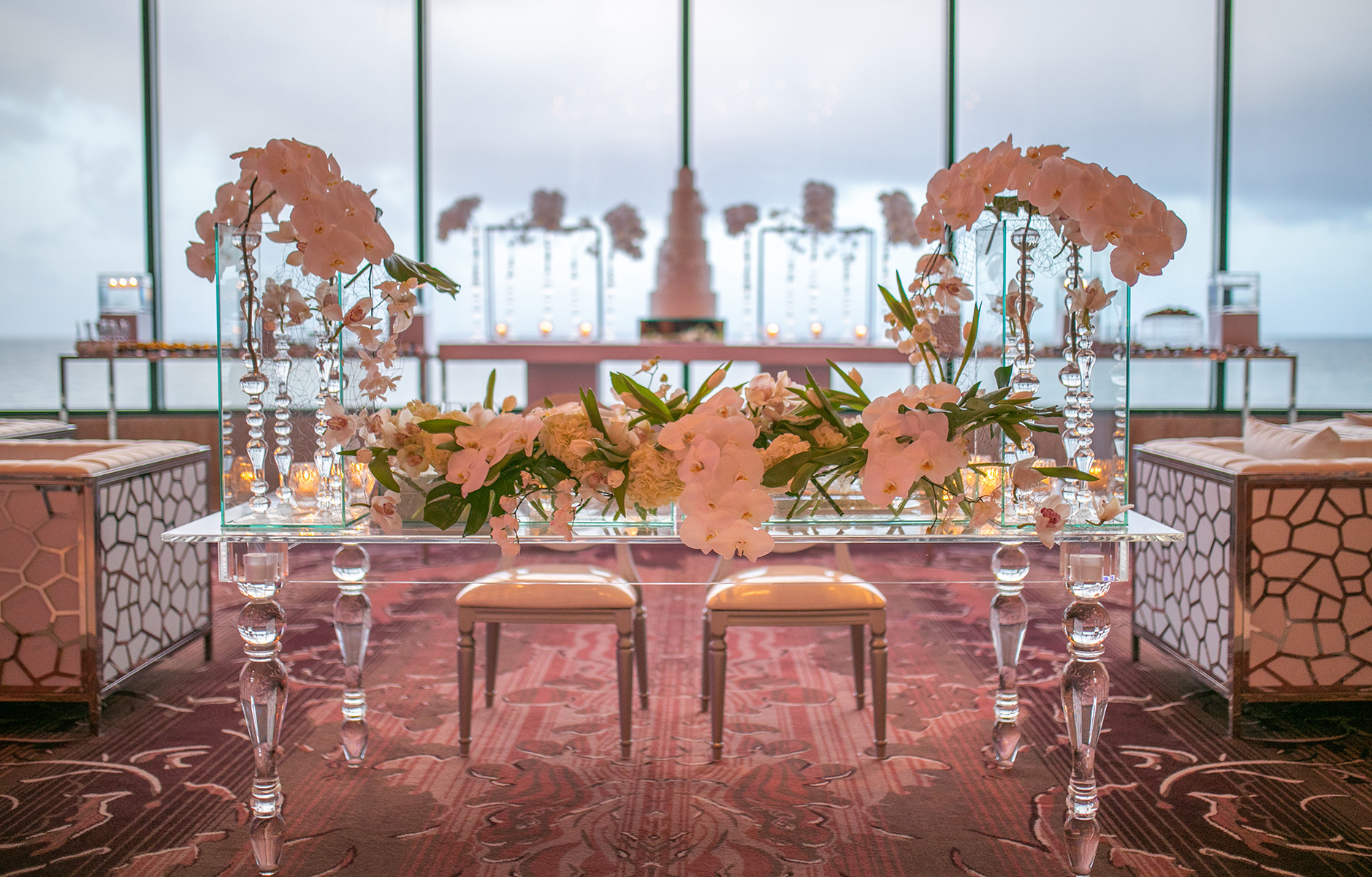 Elegante mesa de los novios, con flores blancas, obra de Akua. Foto Wilo Rosado.
