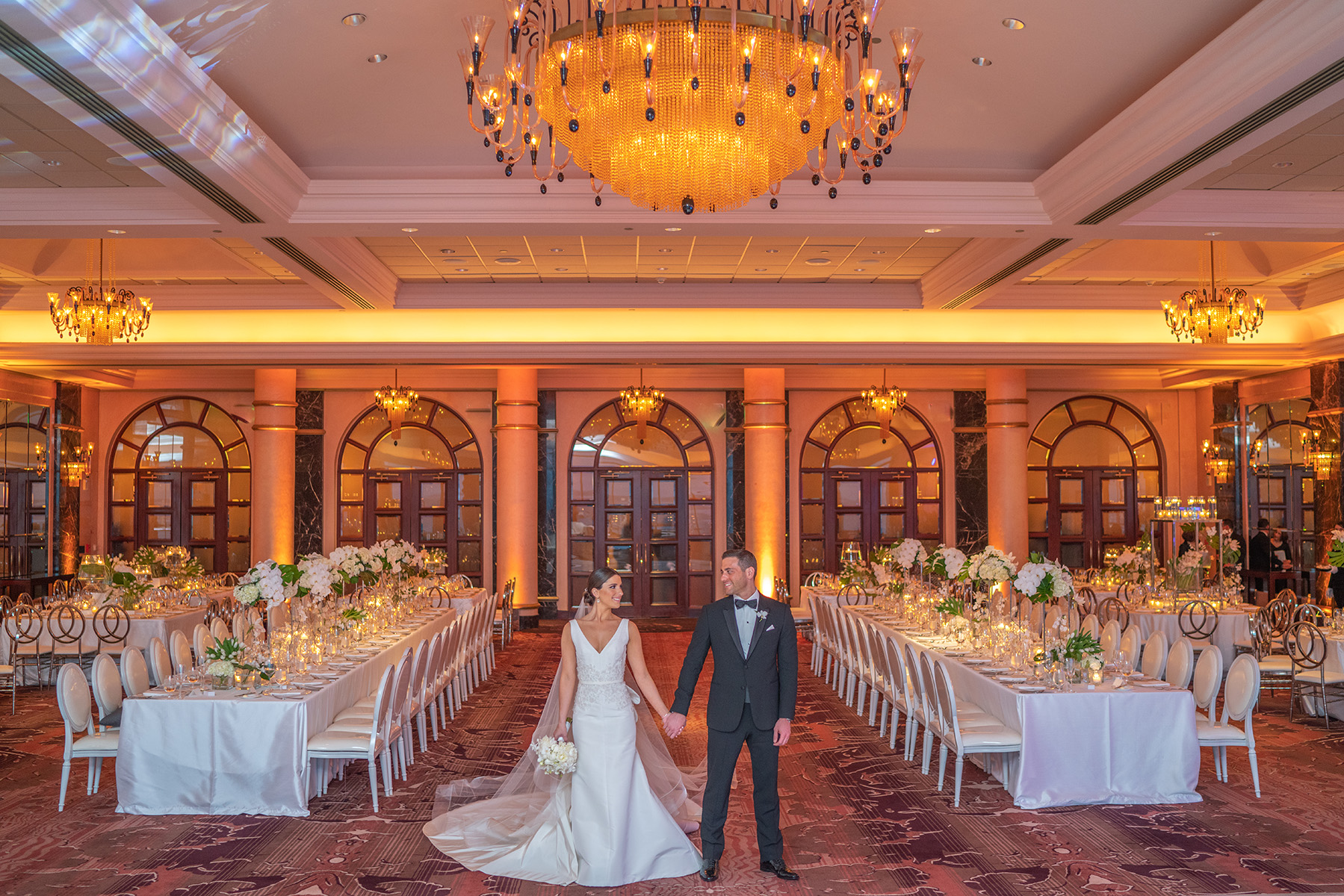 La entrada de los novios al salón de banquetes, previo a la recepción, ambientado por Akua y Music Factory. Y la coordinación fue de Myrna Serrano. Foto Wilo Rosado.