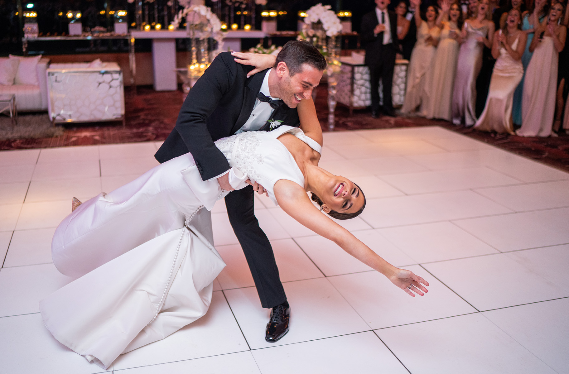 Inolvidable el primer baile de los nuevos esposos. La música en la ceremonia y el coctel fue de Allied Music. La recepción estuvo amenizada por DJ Joel BigJ, Ale Croatto, Cuenta Regresiva y SAK Entertainment. Foto Wilo Rosado.