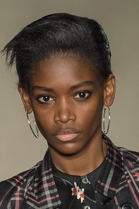 Las pantallas de argolla pueden complementar cualquier “look”, pero siempre es bueno tener un par llamativo y diferente para romper la monotonía sin necesidad de ser demasiado reveladora. (Foto: WGSN)