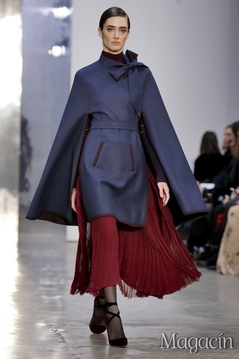 Una modelo recorre la pasarela durante el desfile de Carolina Herrera en la Semana de la Moda de Nueva York.