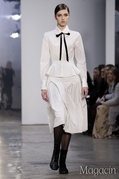 Una modelo recorre la pasarela durante el desfile de Carolina Herrera en la Semana de la Moda de Nueva York.