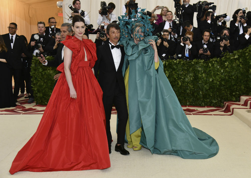 Pierpaolo Piccioli director creativo de la casa de moda Valentino desfiló con Anne Hathaway y Frances McDormand. (AP)