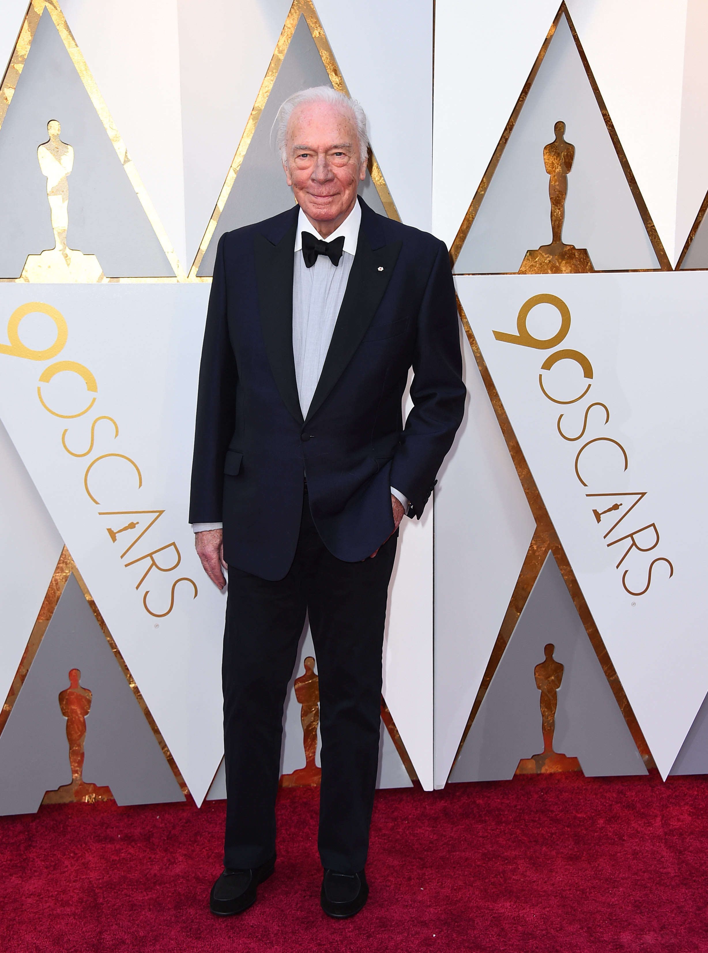 Christopher Plummer, también prefirió un smoking azul con cuello negro. El toque diferente lo dio con la camisa color gris claro. (The Associated Press)