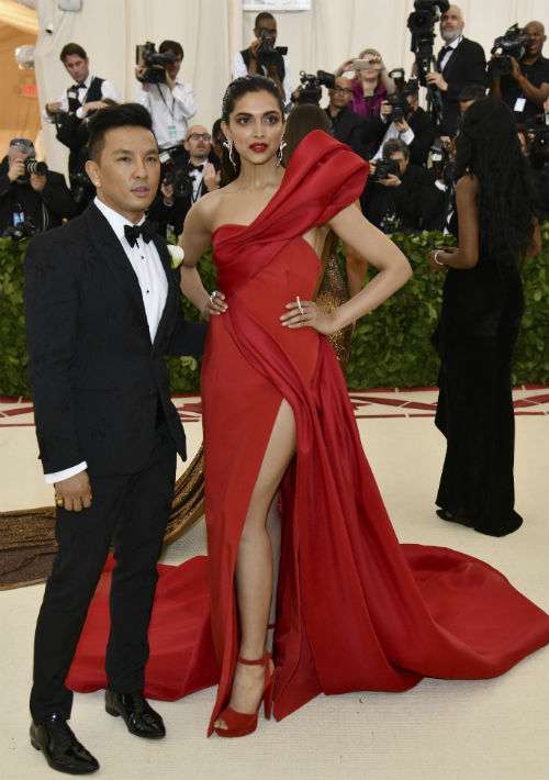 El diseñador Prabal Gurung también desfiló con la actriz Deepika Padukone. (AP)
