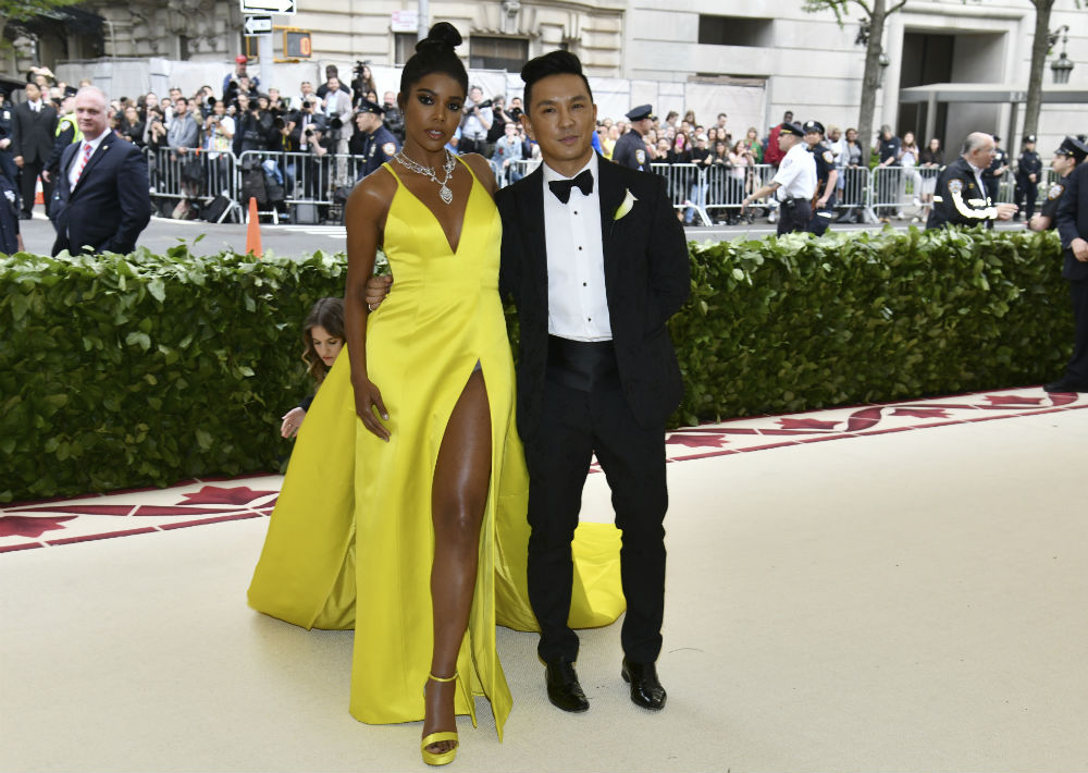 Gabrielle Union desfiló con el diseñador Prabal Gurung. (AP)