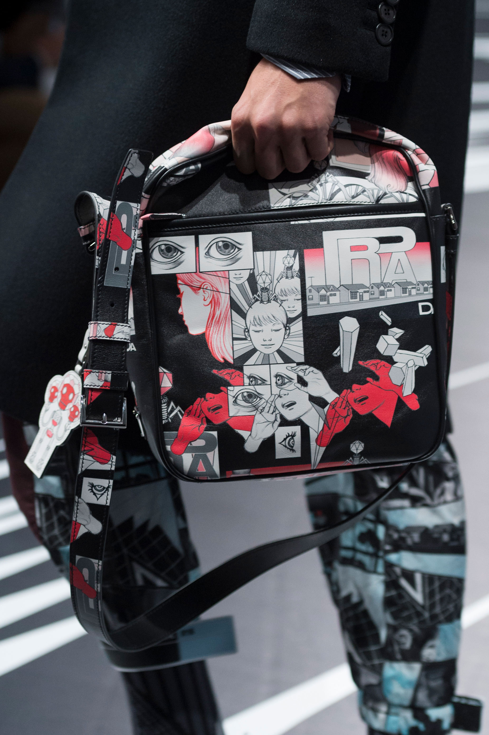 El negro, el rojo y el blanco, también protagonistas de los cómics-diseños de Prada. Foto: WGSN.
