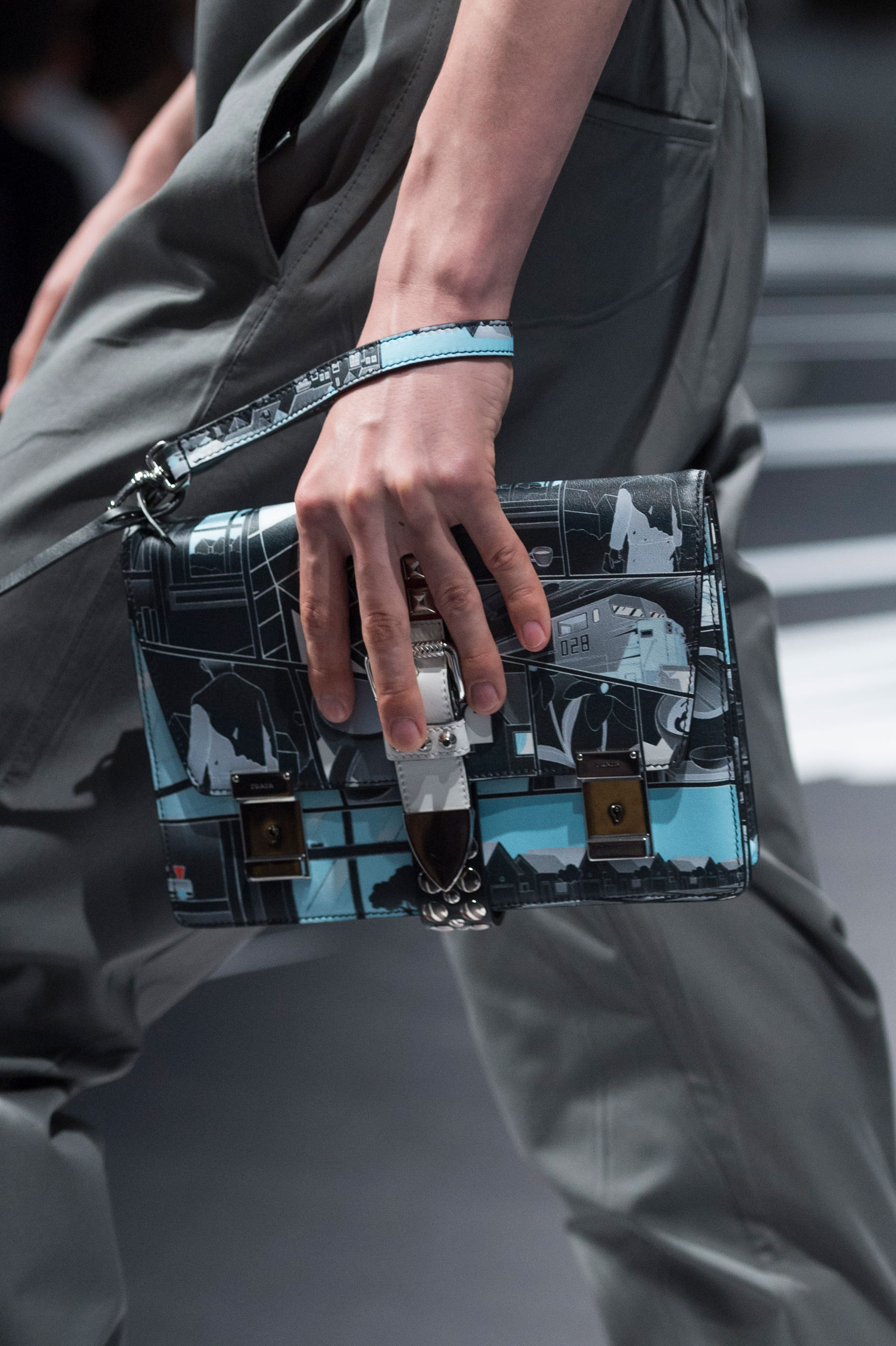 Blanco, celeste y negro, para este diseño de bolso de Prada. Foto: WGSN.