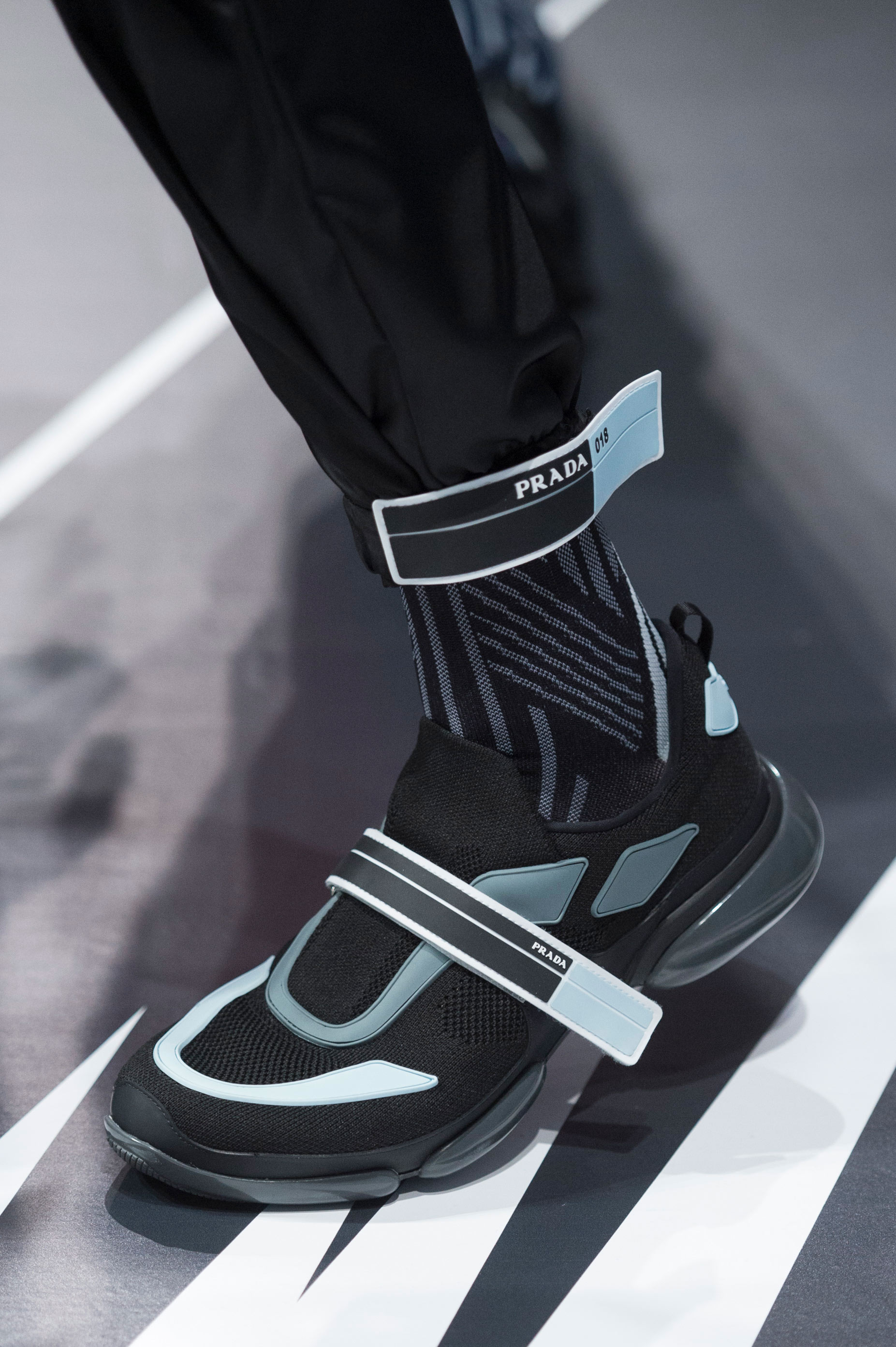 Cómics en tus pies: los zapatos que Prada presentó en eu colección primavera-verano. Foto: WGSN.