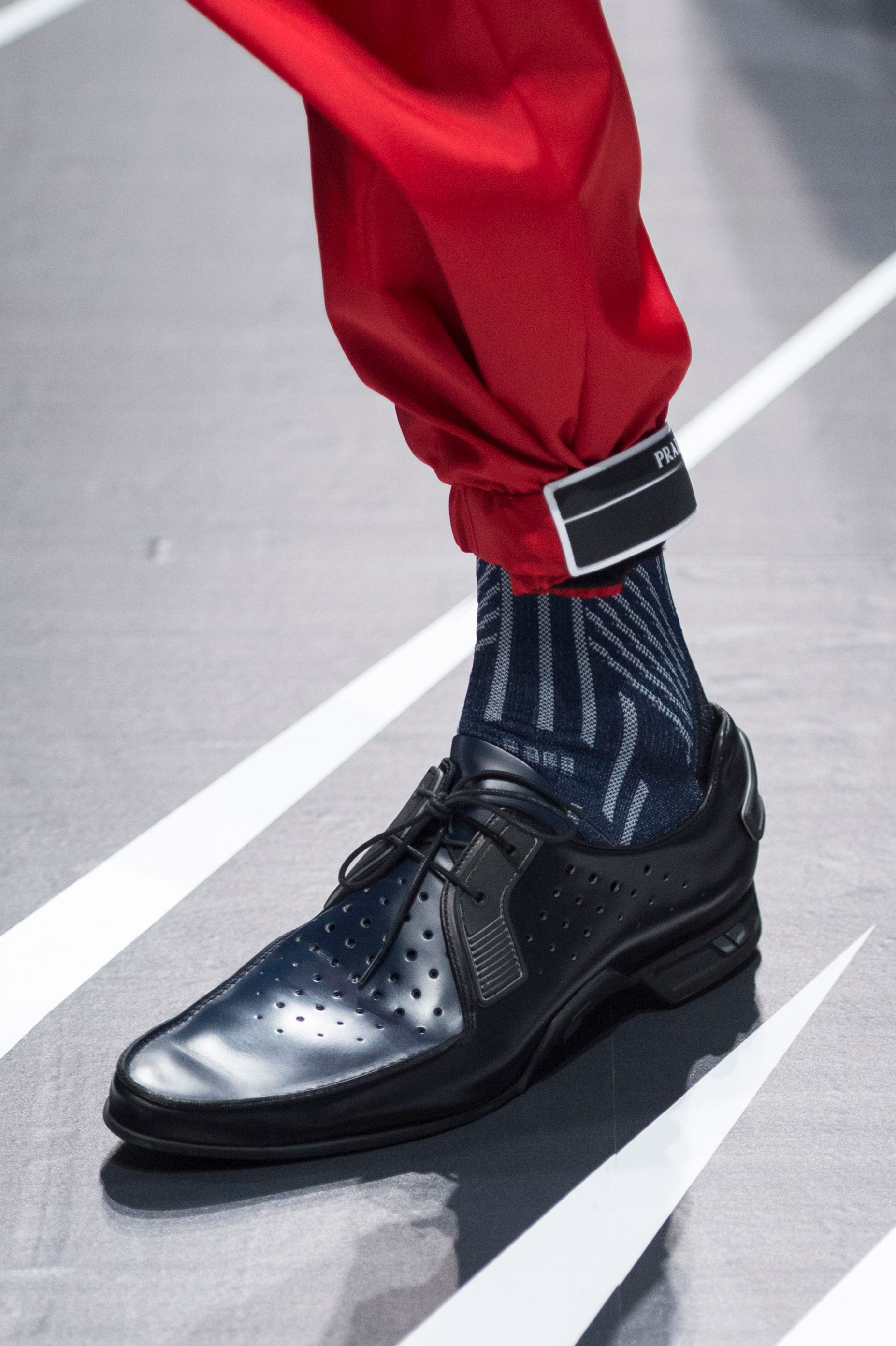 Cómics en tus pies: los zapatos que Prada presentó en eu colección primavera-verano. Foto: WGSN.