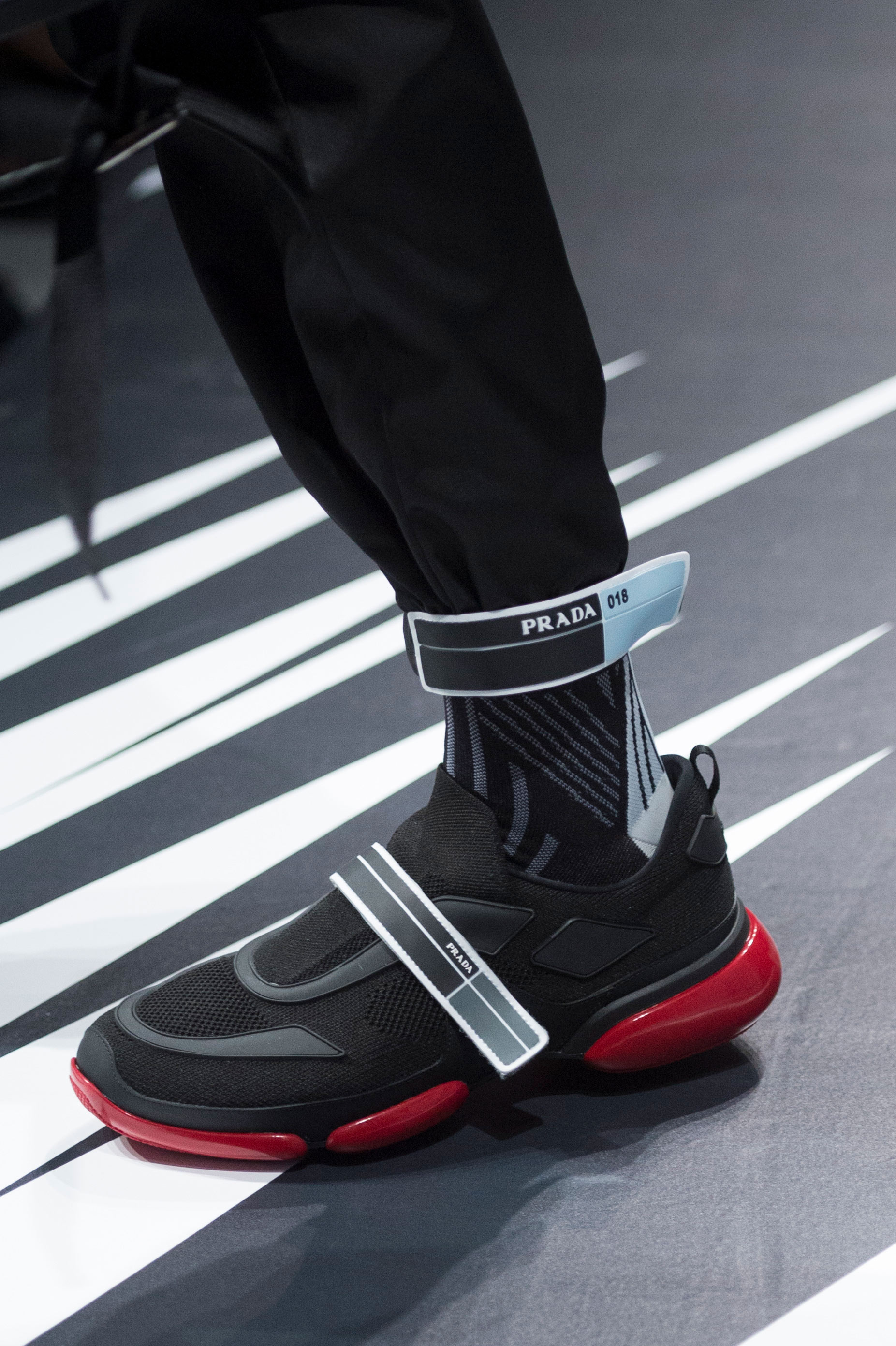Cómics en tus pies: los zapatos que Prada presentó en eu colección primavera-verano. Foto: WGSN.