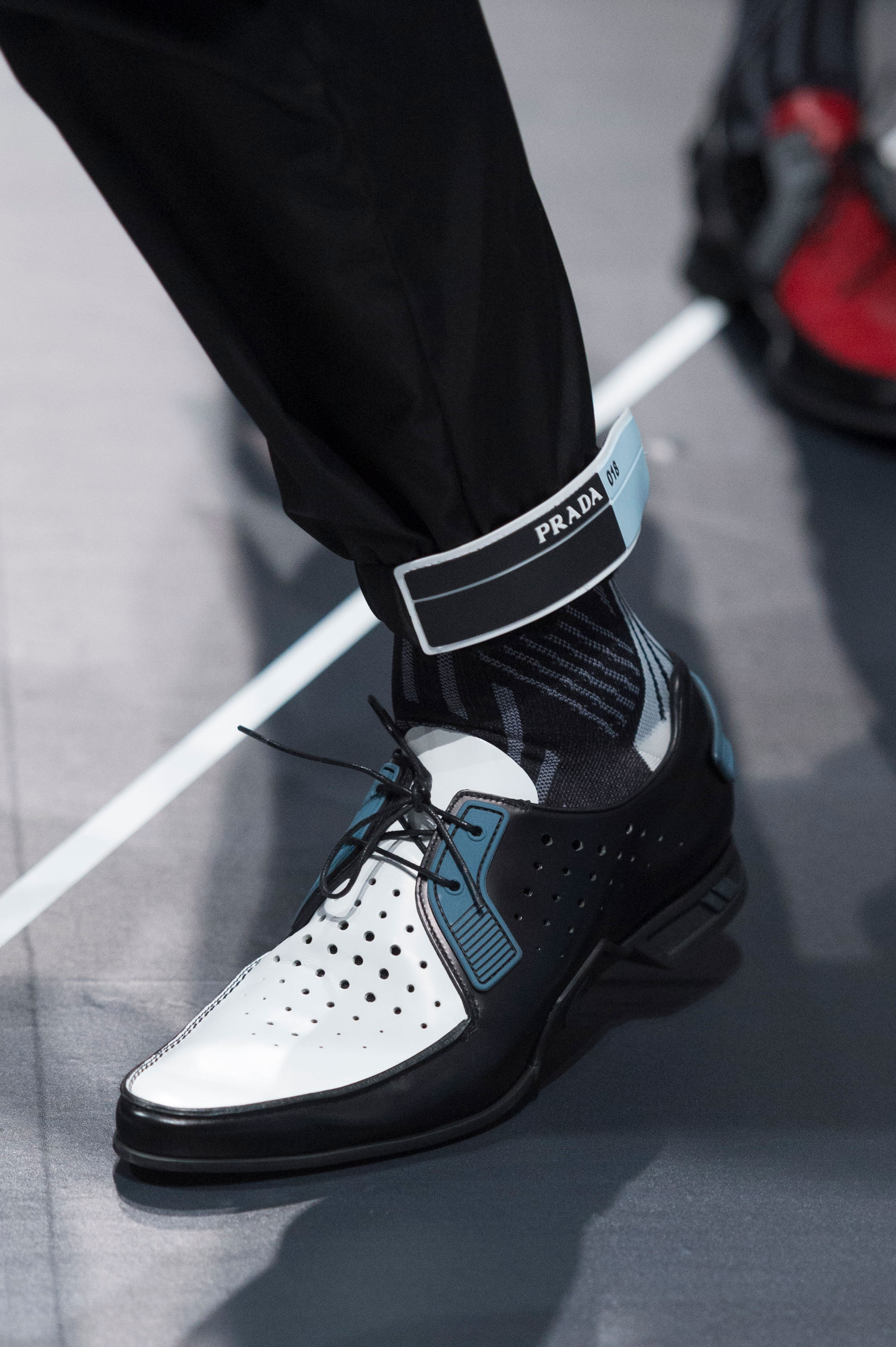 Cómics en tus pies: los zapatos que Prada presentó en eu colección primavera-verano. Foto: WGSN.