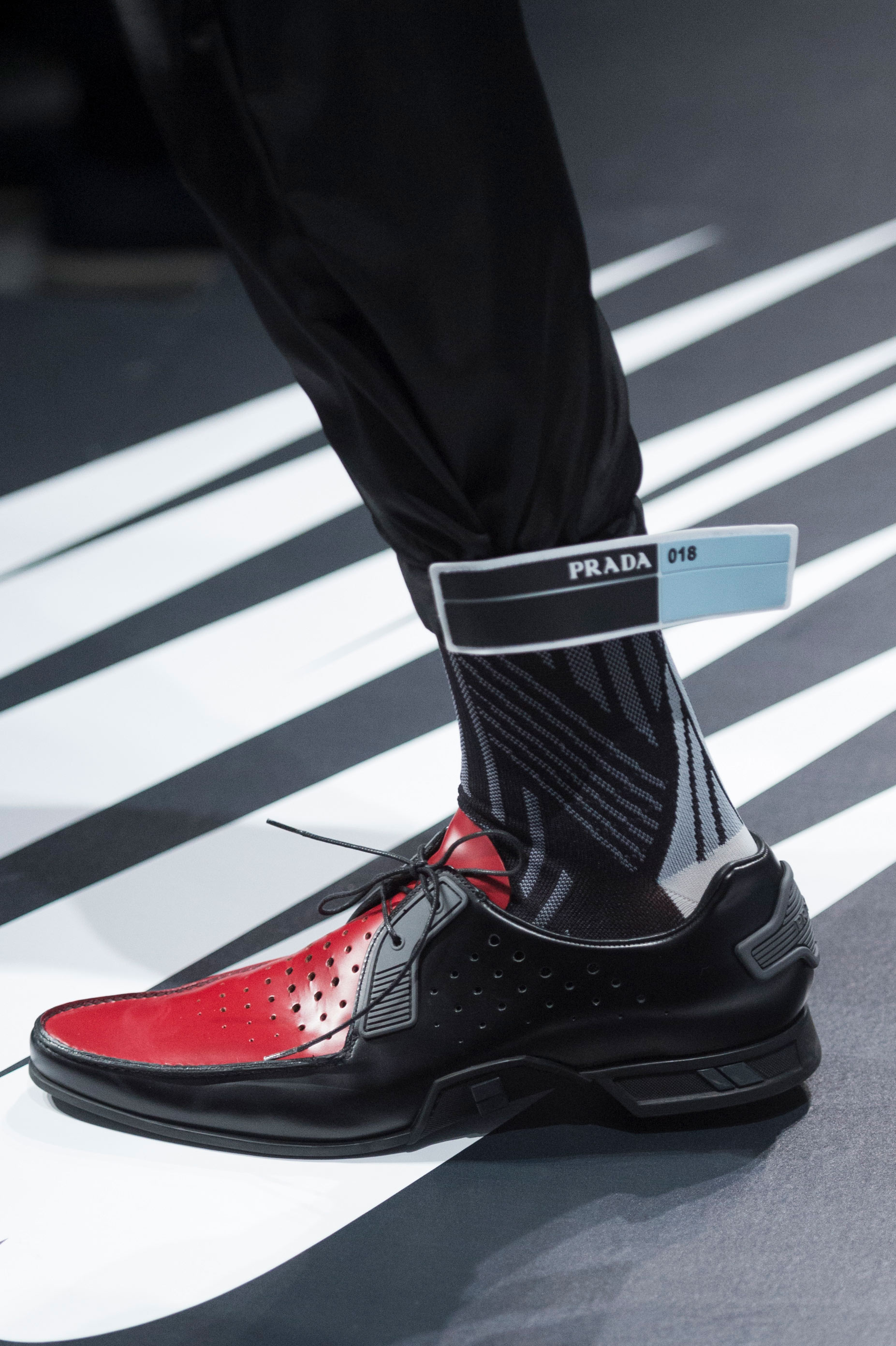 Cómics en tus pies: los zapatos que Prada presentó en eu colección primavera-verano. Foto: WGSN.
