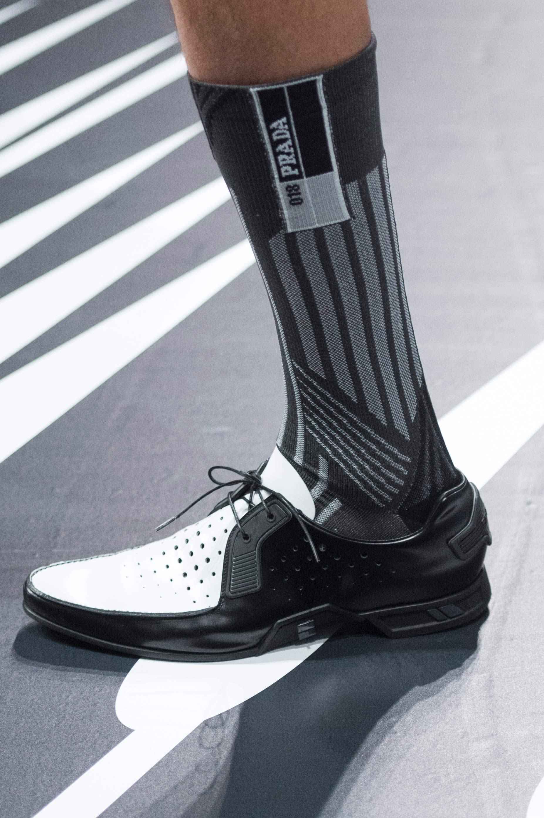 Cómics en tus pies: los zapatos que Prada presentó en eu colección primavera-verano. Foto: WGSN.