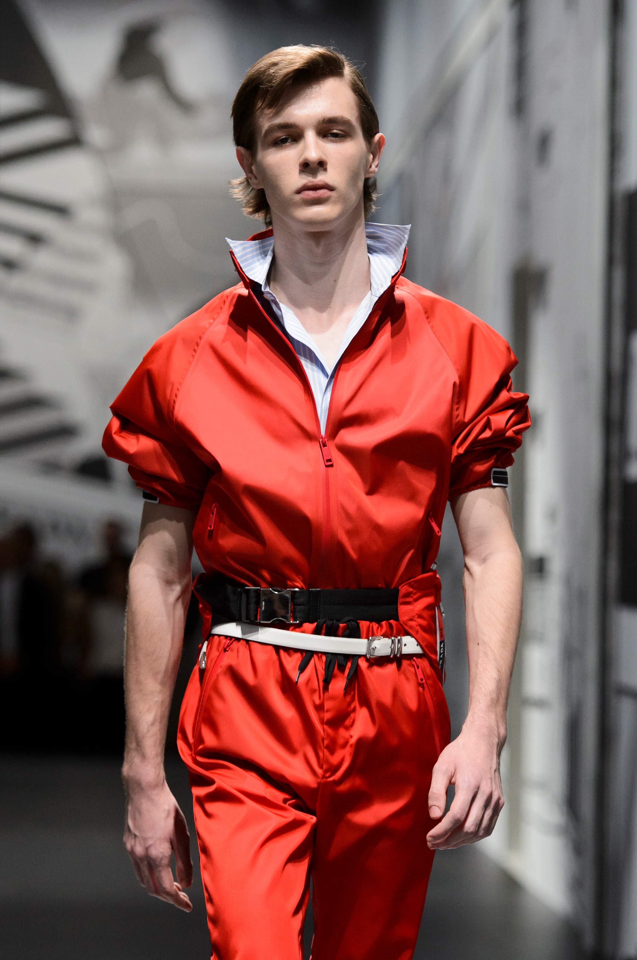 El rojo, en uno de los monos de Prada, protagonista de la pasarela de Milán. Foto: WGSN