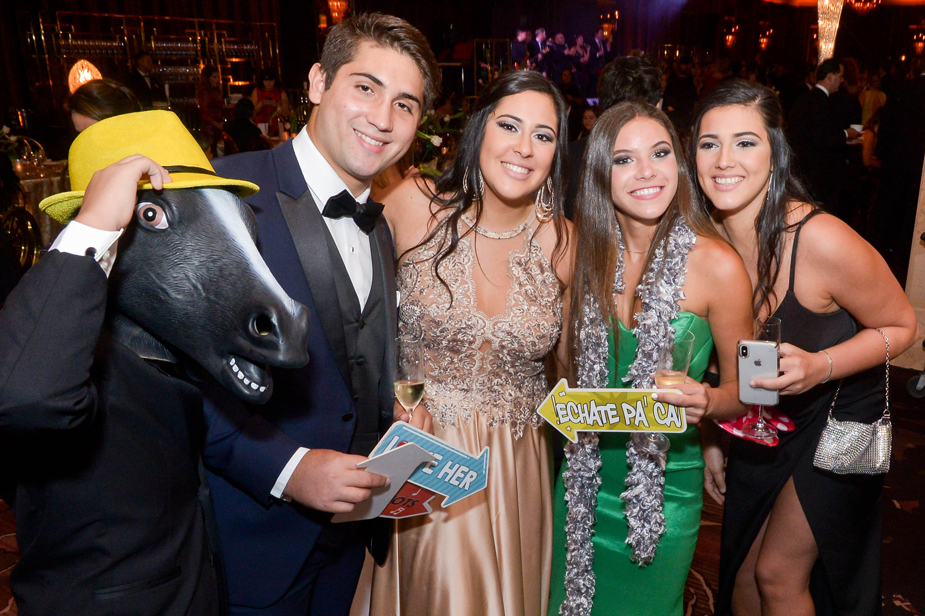 Martín González, Cecilia Marquez, Camila Arvelo y Juliana Márquez en el photo booth de Flipéate en el Senior Prom de Baldwin School. (Foto Enid M. Salgado Mercado)