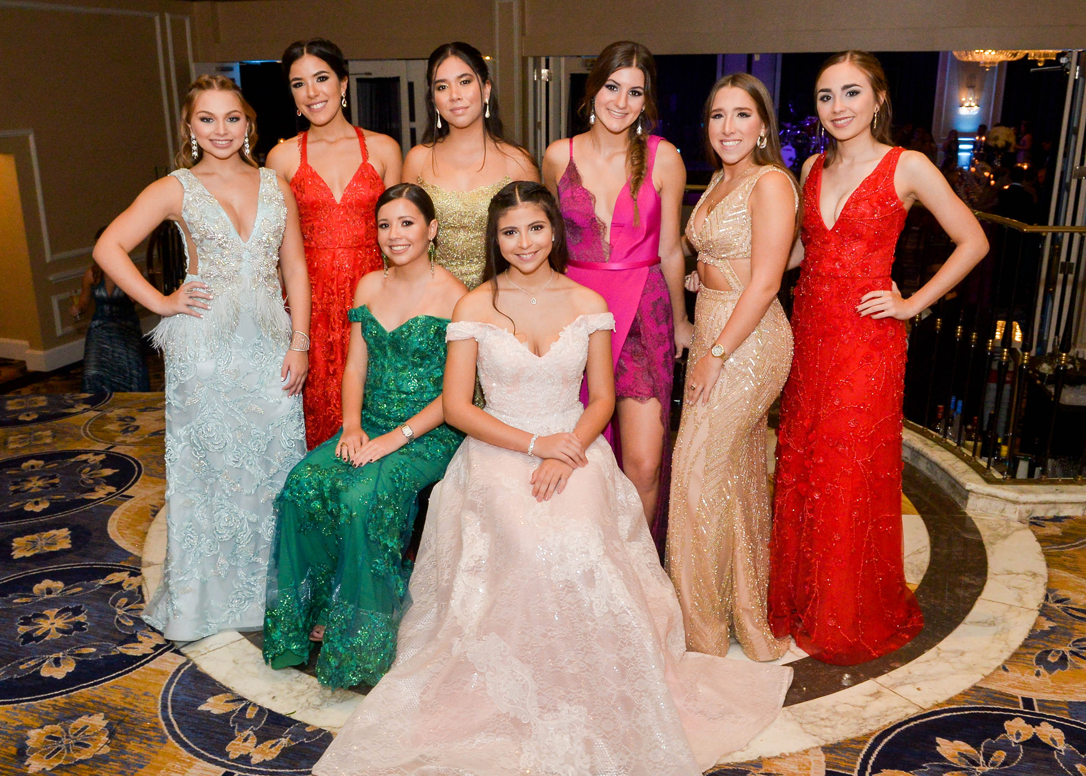 Directiva de la Clase 2019: Beatriz Calderón, vicepresidenta, Camelia González, tesorera, Claudia Rodríguez, representante, Liza Velasco, secretaria, Valeria Morales, presidenta, Juliana Pagán, segunda secretaria, (sentadas), Beatriz Martorell, representante, y Gabriela Meléndez, segunda tesorera, en el Prom del Colegio Puertorriqueno de Niñas en El San Juan Hote. Foto Enid M. Salgado Mercado