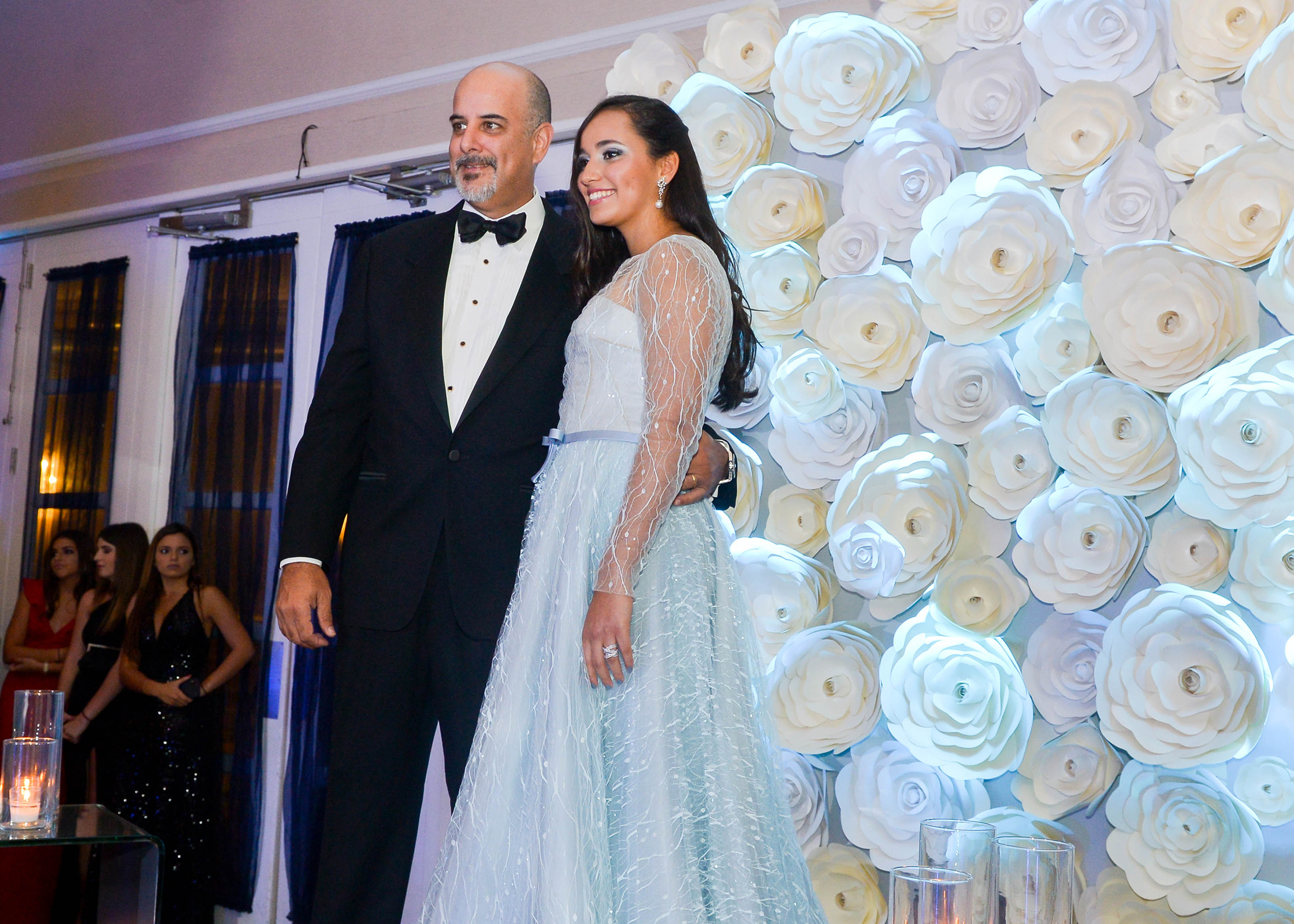 Rafael y Margarita Velázquez, en el desfile de graduandas con sus padres. Foto Enid M. Salgado Mercado