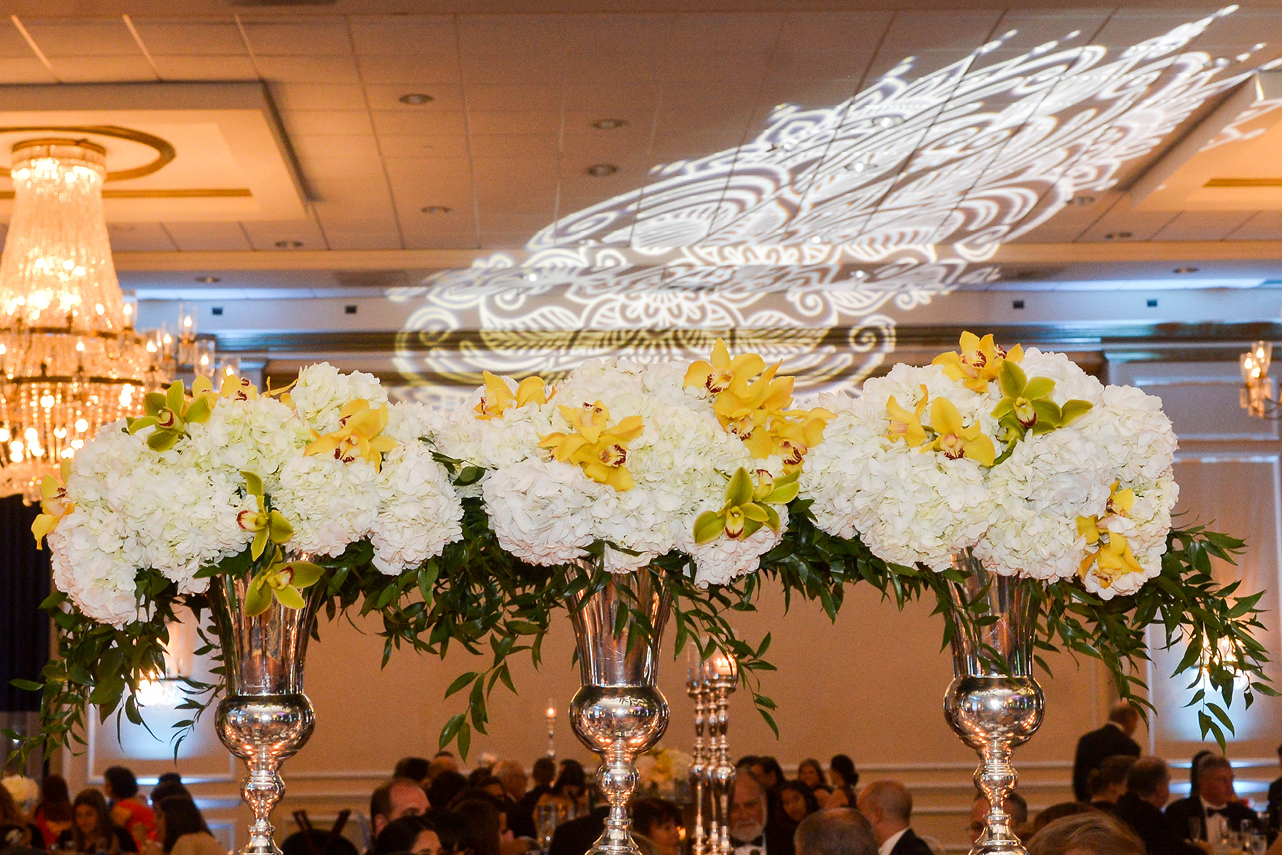 Proyecciones, hortensias y otros detalles de elegancia en el senior prom de CPN. Foto Enid M. Salgado Mercado