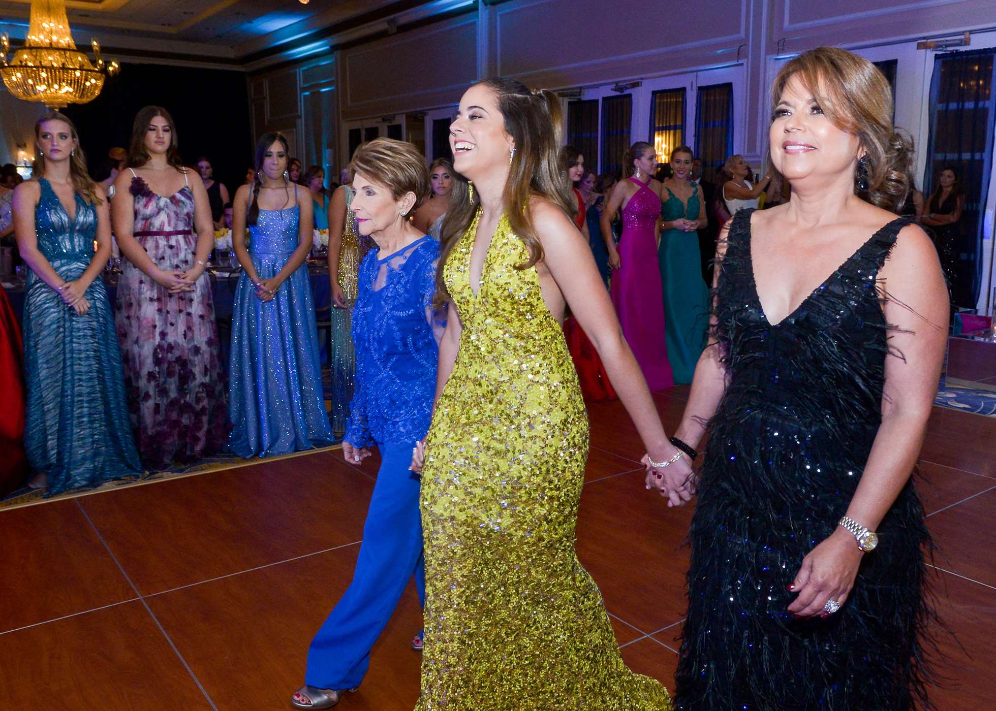Carla Torres desfila con su abuela Priscila Colón y con su madre Priscila Dávila. Foto Enid M. Salgado Mercado
