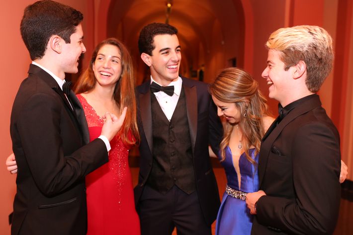 Diego Salinas, Erica Fuste, Julio Correa, Estefanía Torres y Miguel Olmedo, en el Senior Prom de Baldwin School.