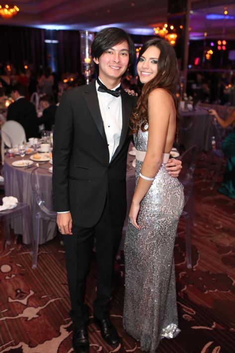 Alan Banuchi y Nara Finkelstein, en el Senior Prom de Baldwin School.