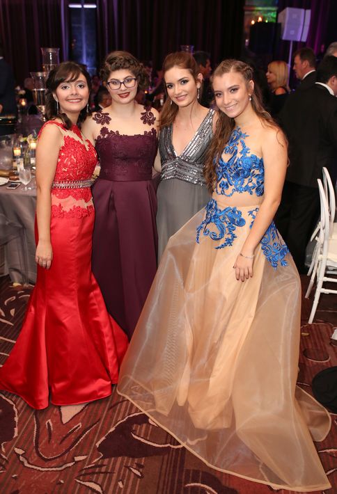 María Gabriela Blanco, Rebecca Cabanillas, Bettina Iglesias y Alana Quintero, en el Senior Prom de Baldwin School.