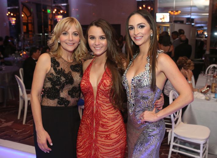 Nitzha, Sabrina y Claudia Ferrer, en el Senior Prom de Baldwin School.