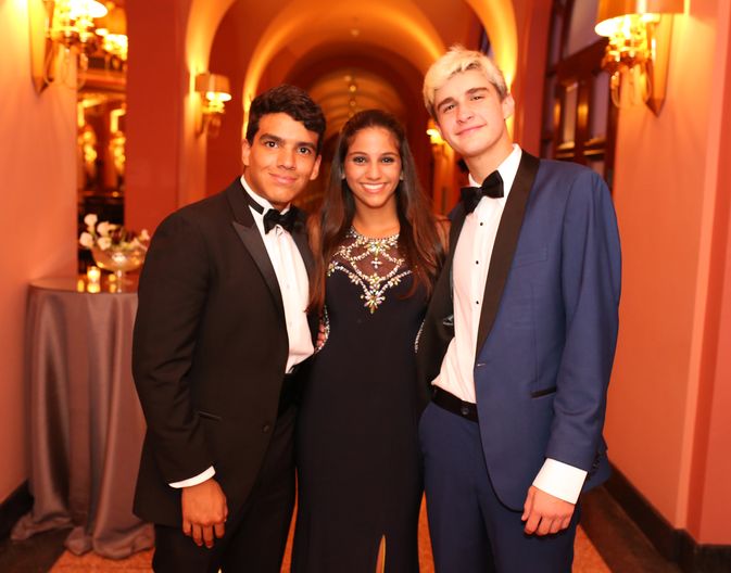 Julián Montalvo, Cristina López y Edward Sherman, en el Senior Prom de Baldwin School.