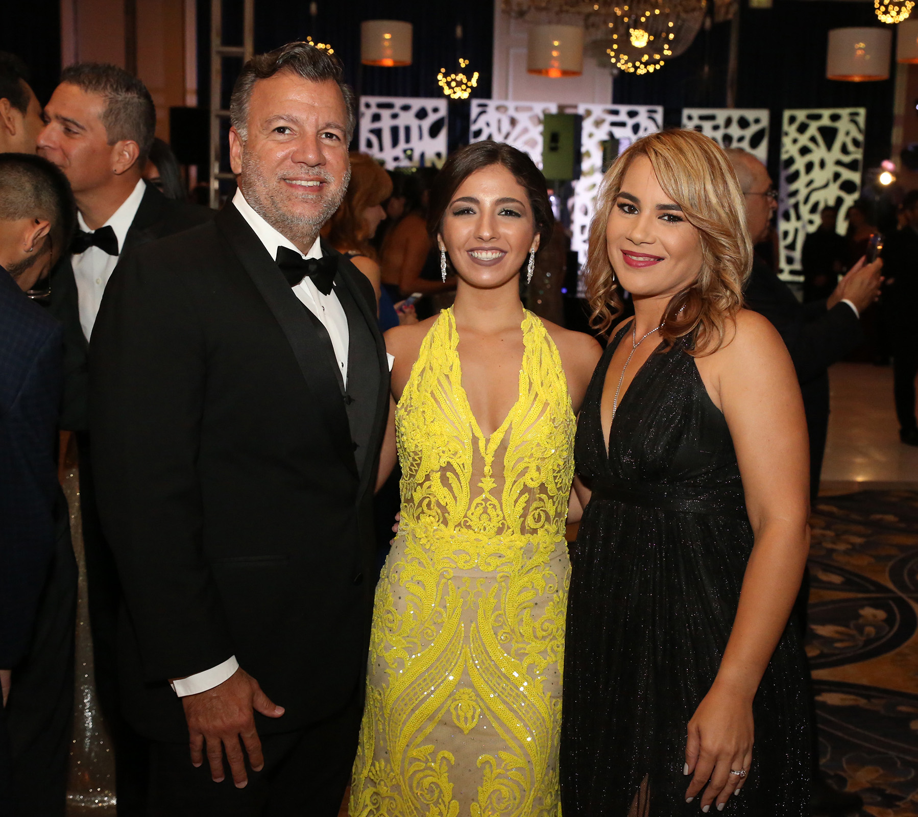 Luis y Adriana Ramírez junto a Vivi Cruz. (José R. Pérez Centeno)