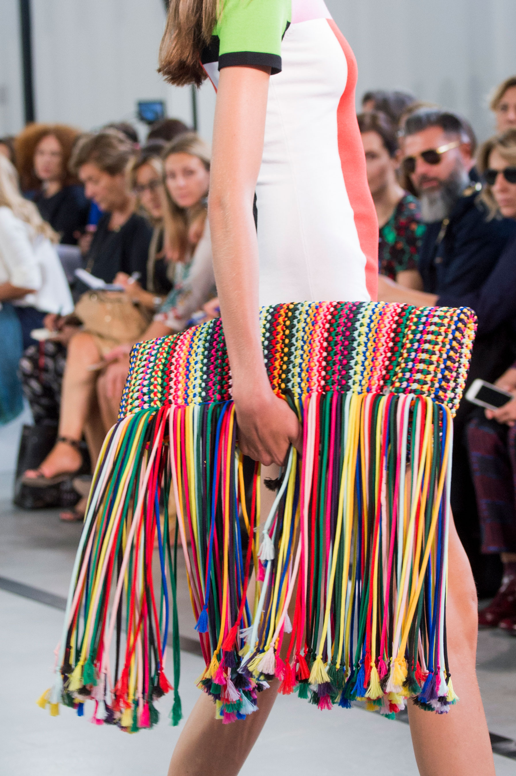 Pucci sugiere el uso de carteras sobre mucho más grandes y llamativas. (The Fashion Group Foundation)