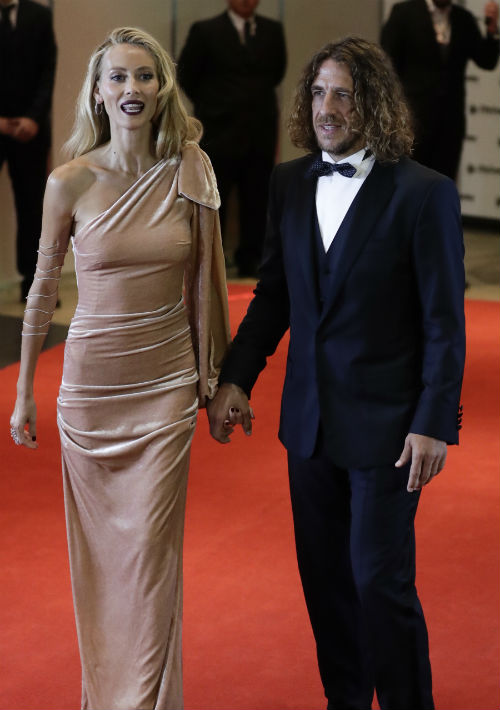 Carles Puyol y su novia Vanessa Lorenzo. (AP Photo/Victor R. Caivano)