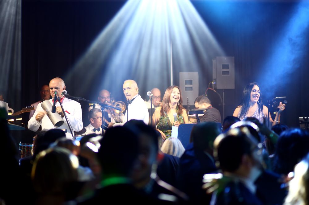 Quique Talavera y su Big Band interpretó éxitos como “Los dos Tito” en honor a Tito Puente y Tito Rodríguez. Talavera además dirigió el conteo de fin de año con el tradicional tema "Auld Lang Syne", durante el cual no faltaron los abrazos, y lagrimas de felicidad al recibir el Año Nuevo. Foto: José R. Pérez Centeno