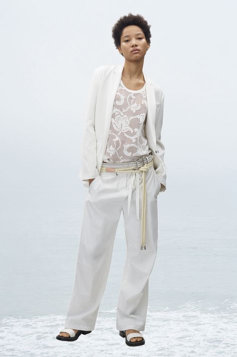 Una chaqueta blanca también es un “must” porque la puedes combinar tanto con mahones como con falda, pantalón o sobre un vestido en colores que van desde los brillantes hasta los neutrales.