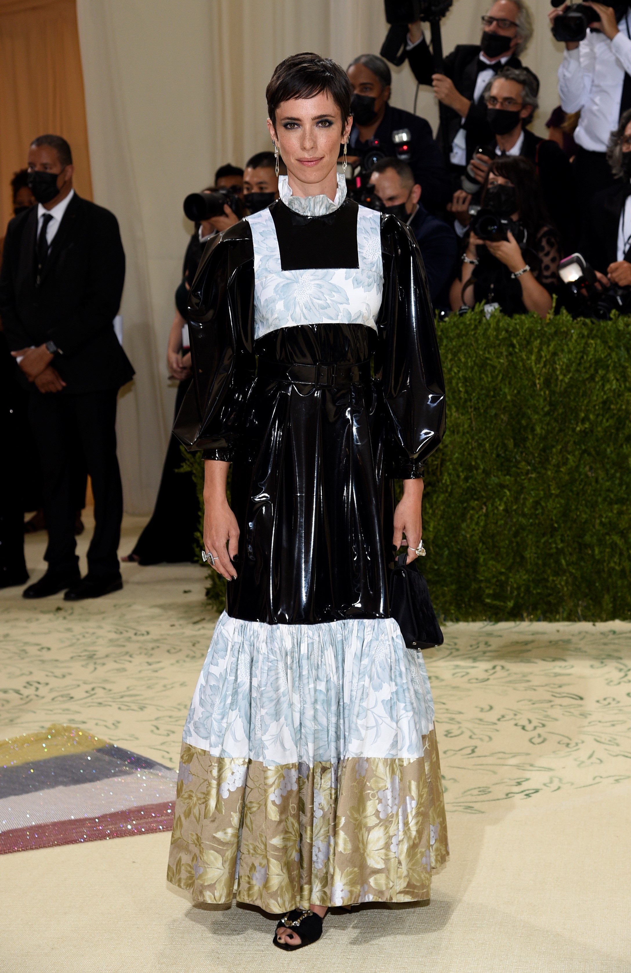 Rebecca Hall en un modelo de Louis Vuitton.