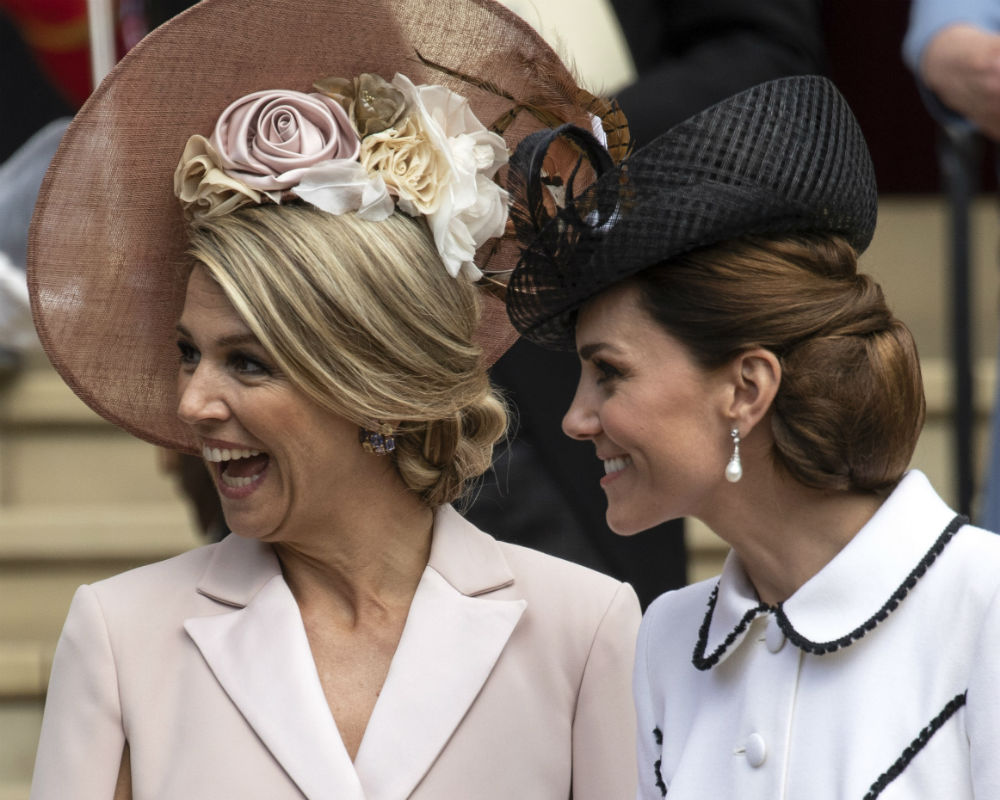 La reina de origen argentino Máxima Zorreguieta optó por un vestido rosa con capa y cinturón del mismo color. Para la ceremonia oficial no lució tocado ni accesorios en el cabello, pero al momento de salir al desfile sí lo hizo. (AP)