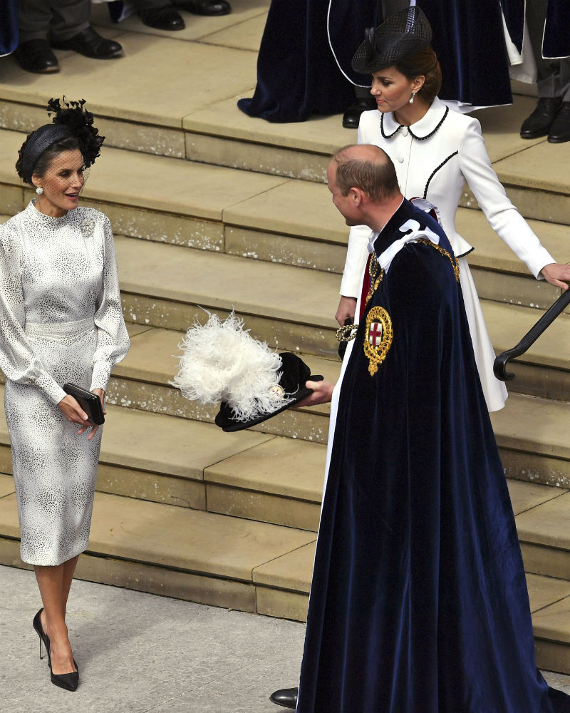 Los monarcas españoles llegaron el domingo a Londres para pasar la noche en el mencionado castillo y participar de una íntima ceremonia en donde le entregaron el uniforme que debía lucir hoy. (AP)